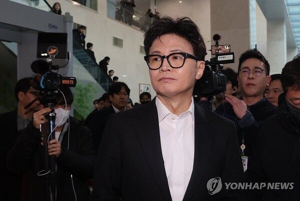 국민의힘&nbsp;한동훈&nbsp;전 대표가 14일 당 윤리위원회가 본인을 제명 결정한 것과 관련해 입장을 밝힌 뒤 회견장을 떠나고 있다. [사진=연합뉴스]