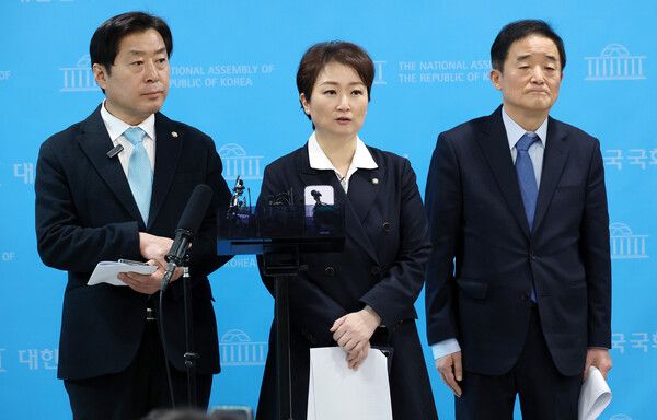 친명계로 분류되는 더불어민주당&nbsp;이언주·황명선·강득구 최고위원이 23일 국회 소통관에서 정청래 대표의 조국혁신당 합당 제안과 관련해 기자회견을 마친 뒤 질의를 받고 있다. [사진=연합뉴스]