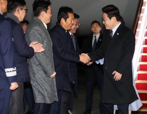 중국 국빈방문 일정을 마치고 귀국한&nbsp;이재명&nbsp;대통령이 7일 성남 서울공항에서 환영나온 더불어민주당&nbsp;정청래&nbsp;대표와 인사하고 있다. [사진=연합뉴스]