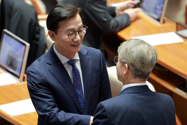 더불어민주당&nbsp;전재수, 민형배 의원이 16일 국회에서 열린 2026년 1월 임시국회 1차 본회의에서 대화하고 있다. [사진=연합뉴스]