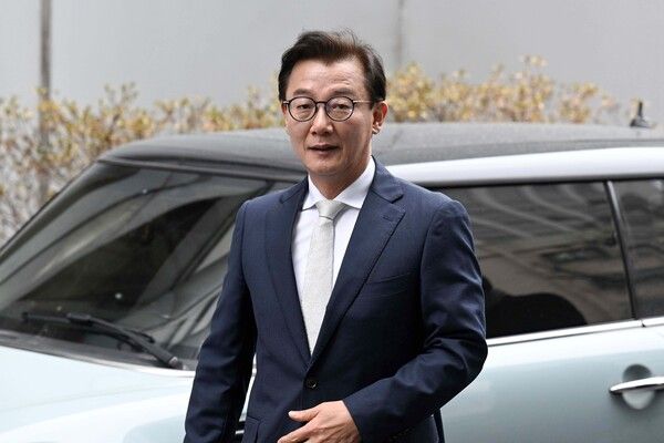 전재수&nbsp;전 해양수산부 장관이 지난해 12월19일 통일교 측으로부터 현금 등을 받은 혐의로 서울 서대문구 경찰청에 피의자 신분으로 출석하고 있다. [사진=연합뉴스]