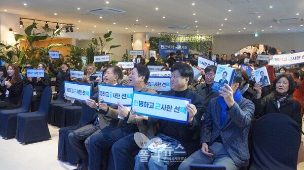 현근택 변호사 출판기념회에 추미애 법사위원장을 비롯 이상식·부승찬· 김준혁 국회의원,&nbsp;김용 전 민주연구원 부원장,&nbsp; 진석범 전 청와대 선임행정관 등이 앞줄에 착석하며 더욱 힘을 실었다. [사진=박비주안 기자]