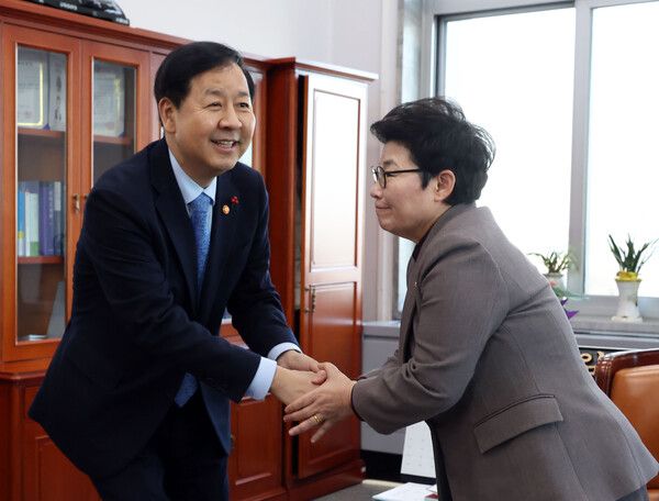 구윤철 부총리 겸 재정경제부 장관이 27일 국회 재경위원장실에서 임이자 재정경제기획위원회 위원장을 만나 악수하고 있다. [사진=연합뉴스]