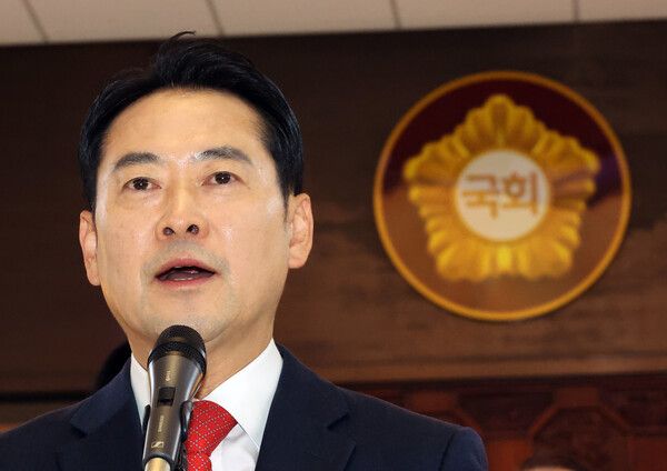 국민의힘&nbsp;장동혁&nbsp;대표가 15일 본회의를 앞두고 국회 로텐더홀에서 '더불어민주당 2차 종합특검법 강행처리 규탄대회'를 열고 발언하고 있다. [사진=연합뉴스]