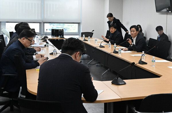 27일 국회의원회관에서 재정경제기획위원회 소속 더불어민주당 의원들과 이형일 재정경제부 1차관이 참석한 가운데 당정협의가 열리고 있다. [사진=연합뉴스]