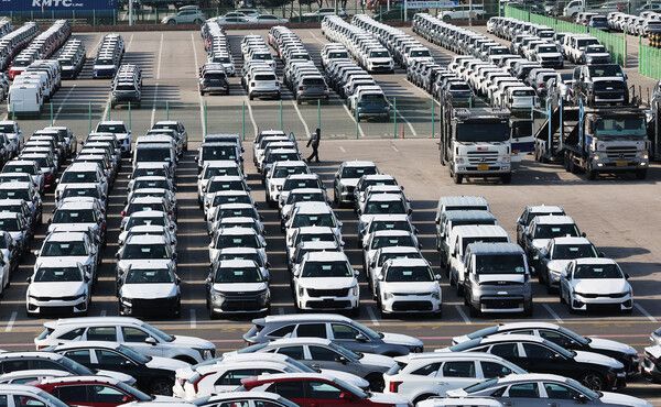 14일 경기도 평택항에 수출용 자동차가 세워져 있다.&nbsp;미국 연방대법원은&nbsp;트럼프&nbsp;행정부가 국제비상경제권한법(IEEPA)에 근거해 부과한 관세가 적법한지 심리하고 있으며 이르면 14일(현지시간) 판결이 나올 전망이다. [사진=연합뉴스]