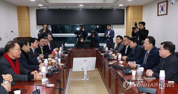 국민의힘 초재선모임인 '대안과미래' 소속 의원들이 20일 서울 국회 의원회관에서 모임을 갖고 얘기를 나누고 있다. [사진=연합뉴스]