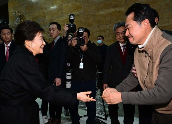 &nbsp;박근혜&nbsp;전 대통령이 22일 국회 로텐더홀 단식 농성장에서 통일교·공천헌금 '쌍특검' 수용을 요구하며 여드레째 단식 중인 국민의힘&nbsp;장동혁&nbsp;대표를 방문해 인사하고 있다. [사진=연합뉴스]