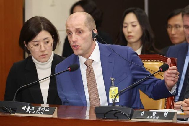 해롤드 로저스 쿠팡 임시대표가 지난달 31일 국회 과학기술정보방송통신위원회에서 열린 쿠팡 침해사고 및 개인정보 유출, 불공정 거래, 노동환경 실태 파악과 재발 방지 대책 마련을 위한 청문회에서 전날 답변 태도에 대해 지적하며 사과를 요구하자 항변하고 있다. [사진=연합뉴스]