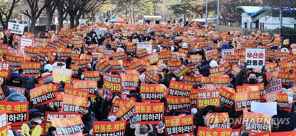 24일 서울 여의도에서 열린&nbsp;한동훈&nbsp;전 국민의힘 대표 지지자 집회에서 참석자들이 피켓을 들고 구호를 외치고 있다. [사진=연합뉴스]