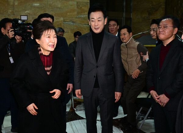 박근혜&nbsp;전 대통령이 22일 국회 로텐더홀 단식 농성장에서 통일교·공천헌금 '쌍특검' 수용을 요구하며 여드레째 단식 중인&nbsp;장동혁&nbsp;국민의힘 대표를 방문한 후 떠나고 있다. 옆은 유영하 국민의힘 의원. [사진=연합뉴스]