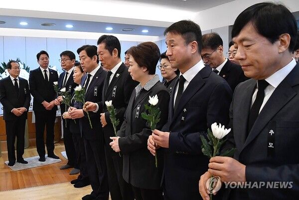 정청래 대표, 한병도 원내대표, 최고위원 등 더불어민주당 지도부가 28일 서울 종로구 서울대학교병원 장례식장에 마련된 이해찬 전 국무총리의 빈소에서 조문하고 있다.오른쪽부터 이성윤 최고위원, 한 원내대표, 이언주 최고위원, 정 대표, 황명선, 문정복, 서삼석 최고위원. [사진=연합뉴스]