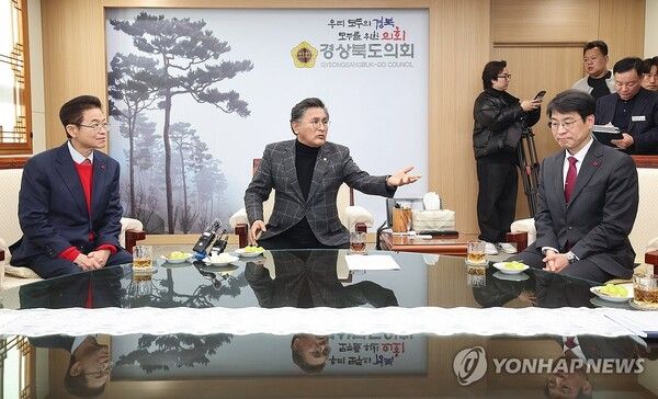 20일 오후 경북 안동시 경상북도의회에서 왼쪽부터 이철우 경북지사와 박성만 경북도의장, 김정기 대구시장 권한대행 행정부시장이 행정통합에 대한 논의를 하고 있다. [사진=연합뉴스]