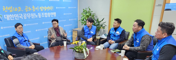 공노총 공주석 위원장(왼쪽 첫 번째)과 국민의힘 중앙위원회 최병욱 노동분과위원장(왼쪽 두 번째)이 대화를 나누고 있다. / 사진=국민의힘 중앙위원회 노동분과위원회