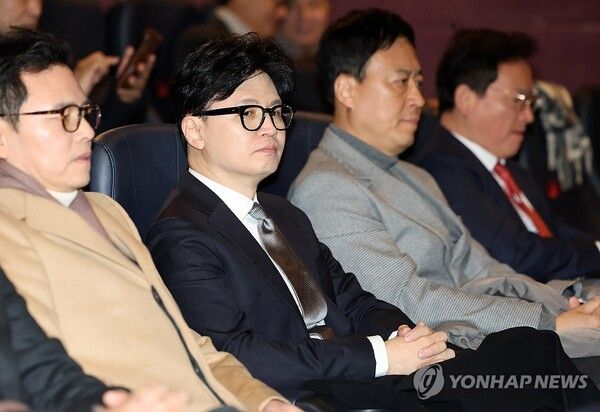 국민의힘&nbsp;한동훈&nbsp;전 대표가 28일 서울 영등포구의 한 영화관에서 '잊혀진 대통령: 김영삼의 개혁 시대' 영화 관람을 위해 대기하고 있다. 가운데 한동훈 전 국민의힘 대표, 오른쪽 정성국 국민의힘 의원, 왼쪽 박정훈 국민의힘 의원 [사진=연합뉴스]