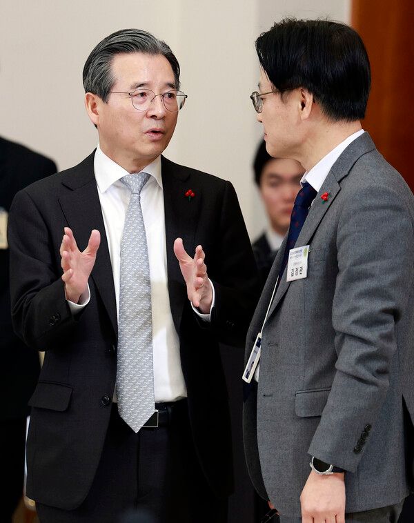 김용범&nbsp;정책실장과 김정관 산업통상부 장관이 9일 청와대에서 열린 경제성장전략 국민보고회에서 대화하고 있다. [사진=연합뉴스]