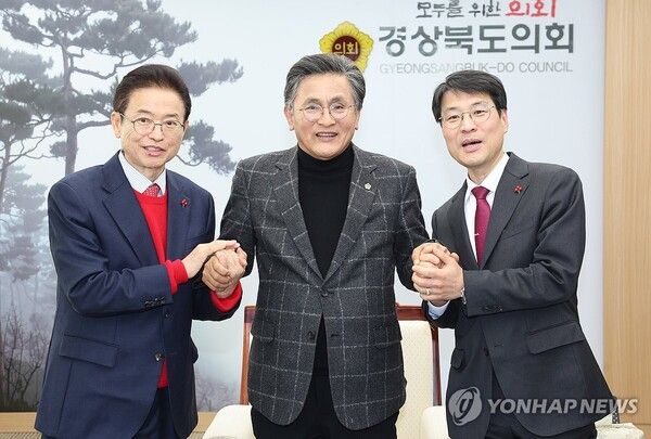 20일 오후 경북 안동시 경상북도의회에서 왼쪽부터&nbsp;이철우&nbsp;경북지사와 박성만 경북도의장, 김정기 대구시장 권한대행 행정부시장이 행정통합에 대한 논의를 한 뒤 손을 맞잡고 있다. 2026.1.20 [사진=연합뉴스]