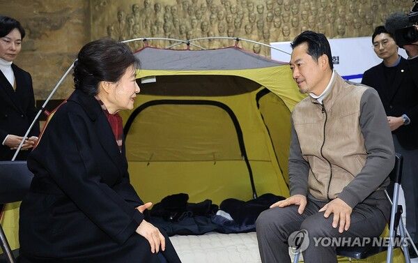 박근혜&nbsp;전 대통령이 22일 국회 로텐더홀 단식 농성장에서 통일교·공천헌금 '쌍특검' 수용을 요구하며 여드레째 단식 중인 국민의힘 장동혁 대표를 방문해 대화하고 있다. 2026.1.22 [사진=연합뉴스]