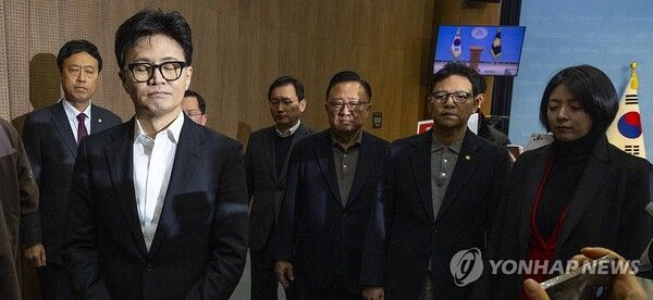 국민의힘&nbsp;한동훈&nbsp;전 대표가 14일 당 윤리위원회가 본인을 제명 결정한 것과 관련한 기자회견을 마친 뒤 의원들과 회견장을 빠져 나오고 있다. 2026.1.14 [사진=연합뉴스]
