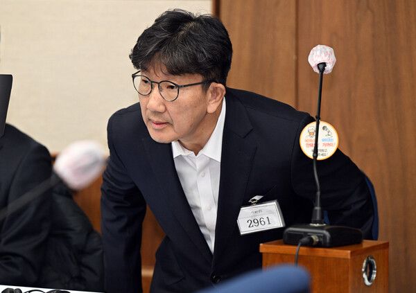 국민의힘&nbsp;권성동&nbsp;의원이 지난해 11월3일일 서울 서초구 서울중앙지법에서 열린 통일교로부터 불법 정치자금을 수수한 혐의 사건 1차 출석해 자리에 앉고 있다. [사진=연합뉴스]