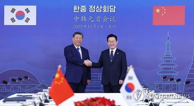 이재명 대통령이 1월 4∼7일 중국을 국빈 방문해 시진핑 중국 국가주석과 한중정상회담을 가진다. 지난 11월1일 APEC한중정상회담 이후 두번째 정상회담이다. 사진은 지난 11월 경주APEC 정상회담 모습 [사진=연합뉴스]