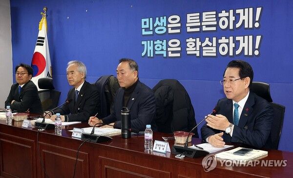 김영록 전남도지사가 27일 국회 의원회관에서 열린 광주ㆍ전남 통합 논의를 위한 의원 조찬 간담회에서 발언하고 있다. 오른쪽부터 김 지사, 김원이 전남도당위원장, 양부남 광주시당위원장, 강기정 광주시장.