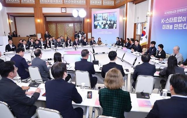 30일 청와대에서 이재명 대통령이 주재하는 국가창업시대 전략회의 'K-스타트업이 미래를 만든다'&nbsp; 회의에서 '청년창업'이 미래의 돌파구라며 '국가창업 대전환'을 선언했다. [사진=연합뉴스]