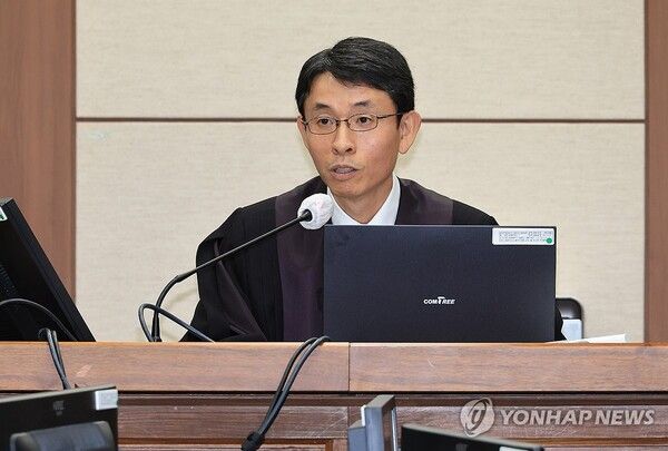 우인성 서울중앙지법 형사합의27부 부장판사가 3일 서울 서초구 서울중앙지법에서 열린 권성동 의원의 정치자금 수수 혐의 첫 공판에서 법정 내부 촬영 관련 유의 사항을 고지하고 있다 [사진=연합뉴스]