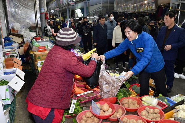 전통시장 장보기 행사. [사진 제공=광주시의회]