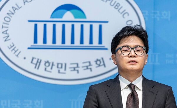 국민의힘에서 제명된&nbsp;한동훈&nbsp;전 대표가 29일 국회 소통관에서 기자회견을 시작하고 있다. [사진=연합뉴스]