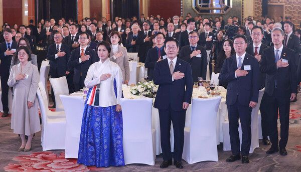 이재명&nbsp;대통령과 김혜경 여사가 4일 중국 베이징 한 호텔에서 열린 재중 한국인 간담회에서 국기에 경례하고 있다. [사진=연합뉴스]