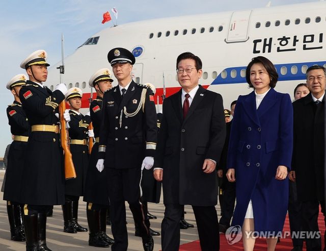 중국을 국빈방문하는 이재명 대통령과 김혜경 여사가 4일 베이징 서우두 공항에 도착한 공군1호기에서 내려 이동하고 있다. [사진=연합뉴스]
