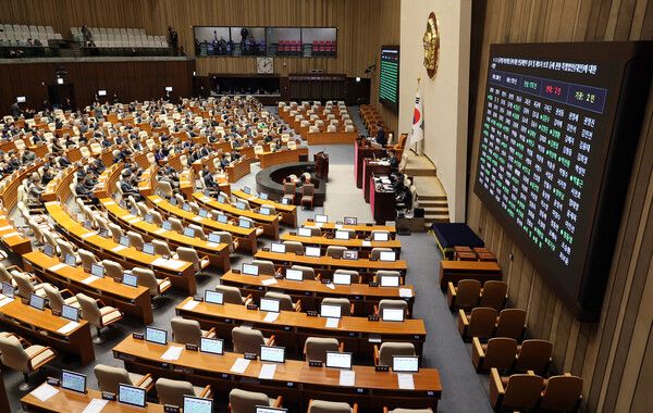 지난달 23일 국회에서 열린 12월 임시국회&nbsp;본회의에서 12·3 윤석열 비상계엄 등에 대한 전담재판부 설치 및 제보자 보호 등에 관한 특별법이 무제한 토론(필리버스터) 끝에 통과되고 있다. [사진=연합뉴스]