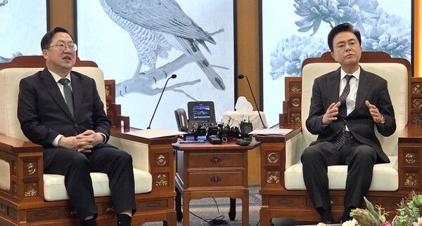 이장우 대전시장(왼쪽)과&nbsp;김태흠&nbsp;충남지사가 지난달 24일 충남도청에서 만나 대전·충남 행정통합의 방향에 대한 입장을 밝히고 있다. [사진=연합뉴스]