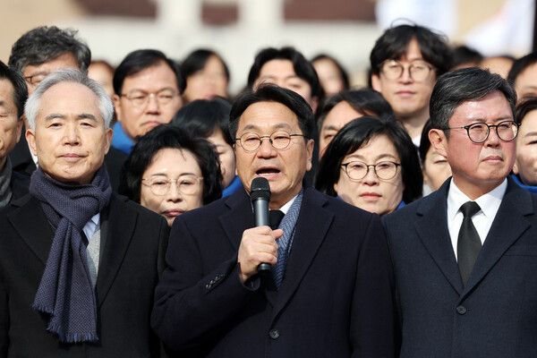 &nbsp;5일 오전 광주 북구 운정동 국립 5·18 민주묘지에서 강기정 광주시장이 더불어민주당&nbsp;광주시당과 참배를 마친 뒤 신년사를 하고 있다. [사진=연합뉴스]