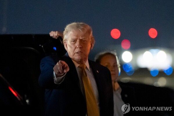 트럼프 행정부가 전격적인 군사작전을 통해 베네수엘라의 니콜라스 마두로 대통령을 체포하고 미국으로 압송하자 전 세계가 큰 충격에 빠졌다 [사진=AP=연합뉴스]