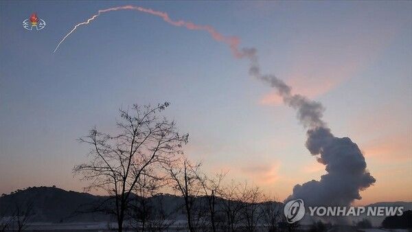 북한이 공개한 탄도미사일 발사 모습 [사진=연합뉴스]