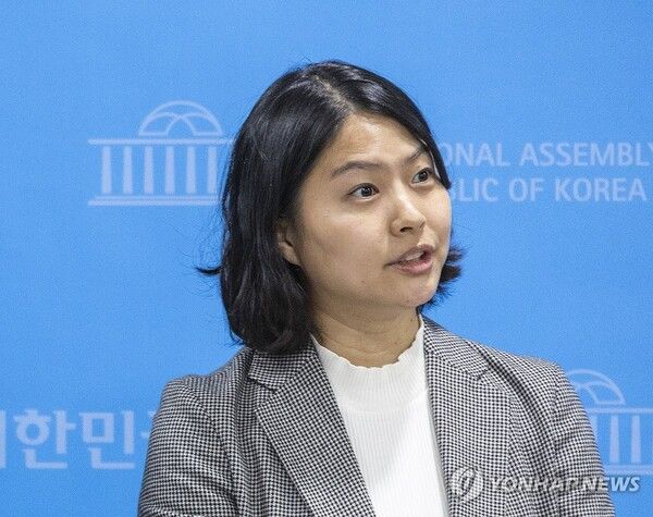 국민의힘 손주하 서울시 중구 의회 의원이 5일 국회에서&nbsp;이혜훈&nbsp;기획예산처 장관 후보자의 국민의힘 당협위원장 시절 의혹 관련 기자회견을 마친 뒤 취재진 질문에 답하고 있다. [사진=연합뉴스]