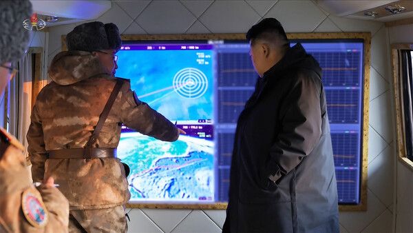 김정은&nbsp;북한&nbsp;국무위원장이 지난 4일 조선인민군 주요 화력타격집단 예하 부대의 극초음속 미사일 발사훈련을 참관했다고 조선중앙TV가 5일 보도했다. 김정식 노동당 중앙위원회 제1부부장과 장창하 미사일총국장이 훈련을 참관했다. [사진=조선중앙TV 화면,&nbsp; 국내에서만 사용가능. 재배포 금지. For Use Only in the Republic of Korea. No Redistribution]