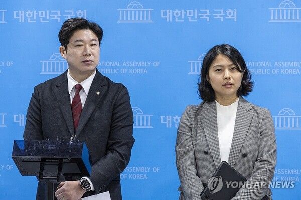 국민의힘 진종오 의원(왼쪽)과&nbsp;손주하&nbsp;서울시 중구 의회 의원이 5일 국회에서 이혜훈 기획예산처 장관 후보자의 국민의힘 당협위원장 시절 의혹 관련 기자회견을 마친 뒤 취재진 질문에 답하고 있다. [사진=연합뉴스]