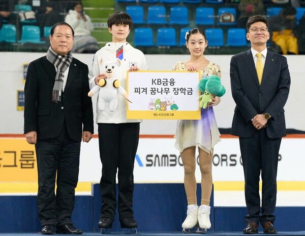 (왼쪽부터) 장국환 대한빙상경기연맹 부회장, 유동한(하안북중), 허지유(서울시빙상연맹), 박진영 KB금융지주 브랜드담당 부행장이 지난 4일, 목동 아이스링크에서 진행된 장학금 전달식에서 기념촬영을 하고 있다. 사진=KB금융그룹