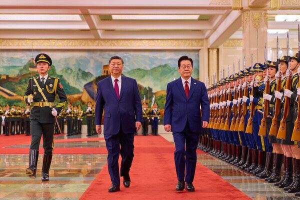 이재명&nbsp;대통령과 시진핑 중국 국가주석이 5일 베이징 인민대회당에서 열린 이 대통령 공식환영식에서 의장대를 사열하고 있다. [사진=연합뉴스]