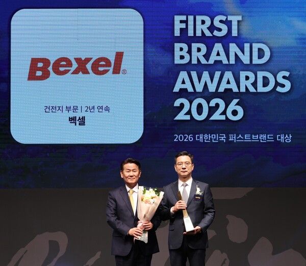 SM벡셀 배터리사업부문 최세환 대표이사(오른쪽)가 6일 서울 중구 신라호텔에서 열린 '2026 대한민국 퍼스트브랜드 대상' 시상식에서 한국소비자포럼 전재호 대표와 기념촬영을 하고 있다.사진=SM그룹]