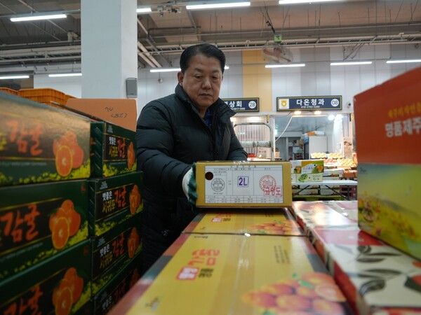 5일 경기도지사 출마기자회견에 앞서 수원시 농수산물시장을 찾은 김병주 더불어민주당 의원. [사진=김병주 의원 페이스북]