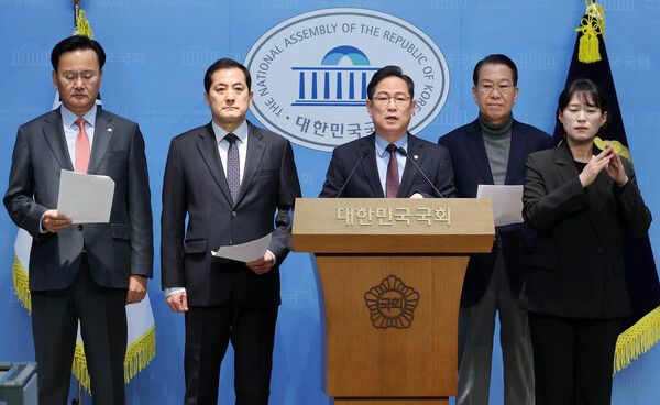 &nbsp;국회 기획재정위원회 소속 국민의힘 의원들이 5일 국회 소통관에서&nbsp;이혜훈&nbsp;기획예산처 장관 후보자 인사청문회와 관련한 성명 발표 기자회견을 하고 있다. 왼쪽부터 유상범, 박대출, 박수영, 권영세 의원. [사진=연합뉴스]