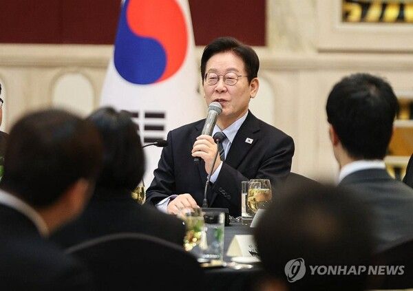 이재명 대통령이 7일 상하이의 한 호텔에서 열린 순방 기자단 오찬 간담회에서 발언하고 있다 [사진=연합뉴스]