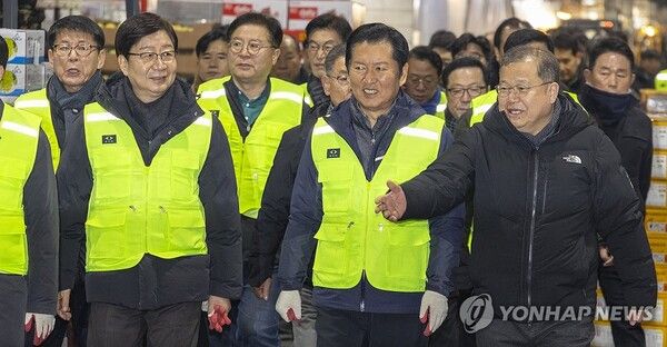 더불어민주당 정청래 대표와 최고위원, 의원들이 7일 서울 송파구 가락동농수산물도매시장 내 중앙청과를 방문해 경매장으로 이동하고 있다. 이날 민주당은 새해를 맞이해 '국민 곁으로! 현장 속으로!' 현장 방문을 시작했다. [사진=연합뉴스]