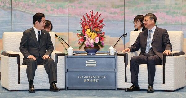 이재명 대통령이 6일 중국 상하이 세계회객청에서 만찬에 앞서 천지닝 상하이시 당 서기와 사전환담을 하고 있다. [사진=연합뉴스]