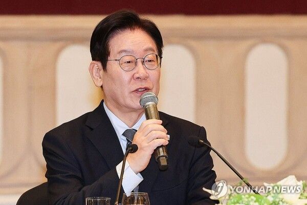 이재명 대통령이 7일 상하이의 한 호텔에서 열린 순방 기자단 오찬 간담회에서 발언하고 있다 [사진=연합뉴스]