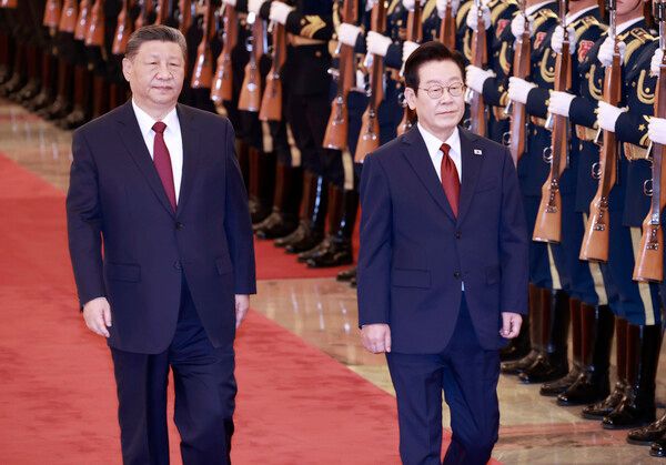 이재명 대통령과 시진핑 중국 국가주석이 5일 베이징 인민대회당에서 열린 이 대통령 공식환영식에서 의장대를 사열하고 있다. [사진=연합뉴스]